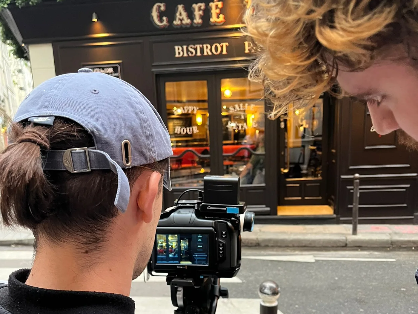 Tournage du court métrage Le temps d'une blonde : deux membres de l'équipe au cadrage devant le Café Latin