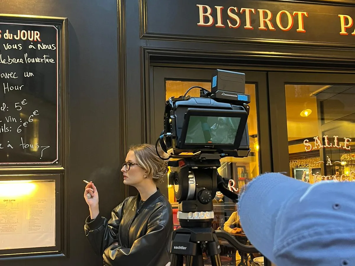 Tournage du court métrage Le temps d'une blonde : l'actrice devant le Café Latin, caméra Blackmagic sur pied
