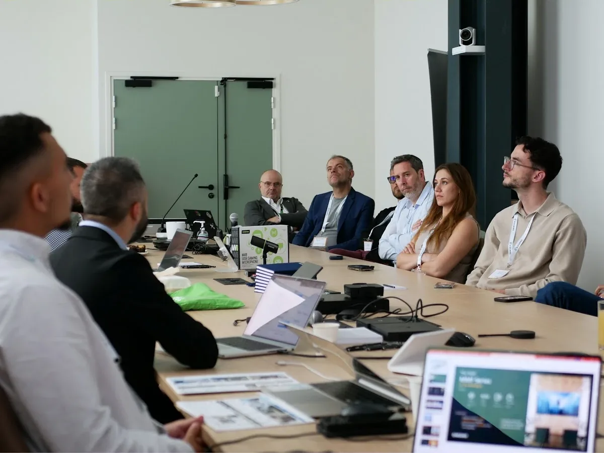 Salle de réunion lumineuse pendant une présentation aux clients