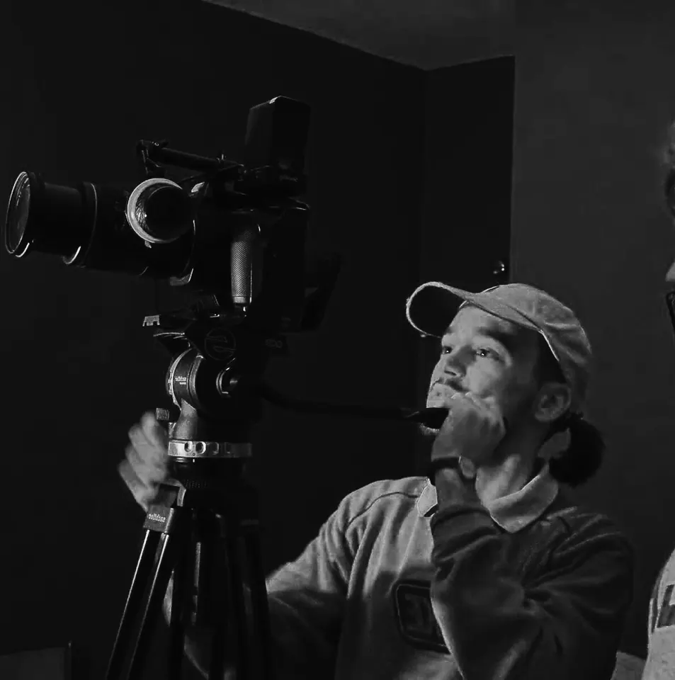 Portrait studio d'Edison Pigot, technicien vidéaste
