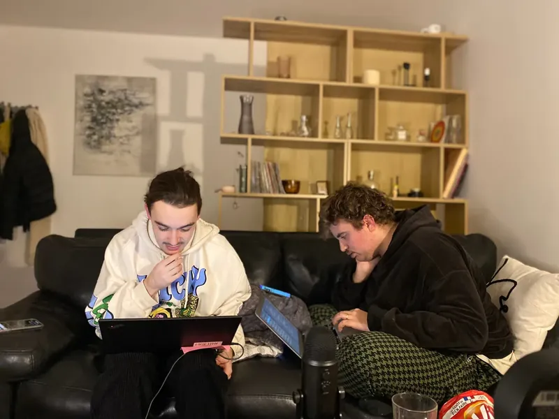 Séance de montage à deux, devant un ordinateur portable