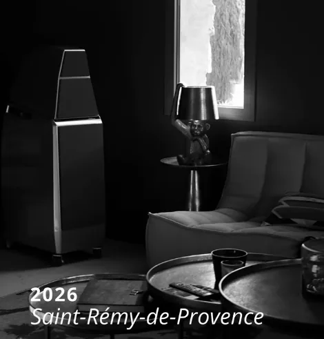 Image du film Saint-Rémy-de-Provence 2026 : intérieur en noir et blanc, lumière naturelle par la fenêtre