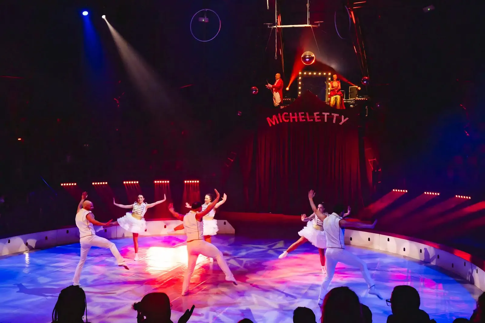 Entrée du chapiteau du cirque Micheletty de nuit