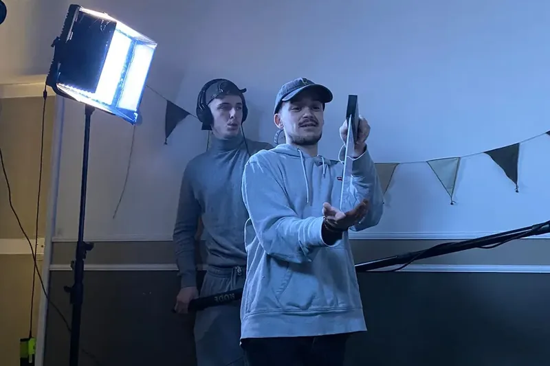 Tournage de Van Vader, projecteur et perche son en intérieur
