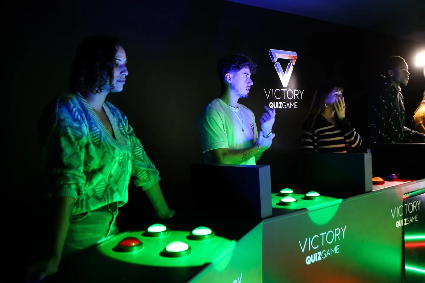 Captation photo du Victory Quiz Game sous LED colorées, joueurs aux buzzers